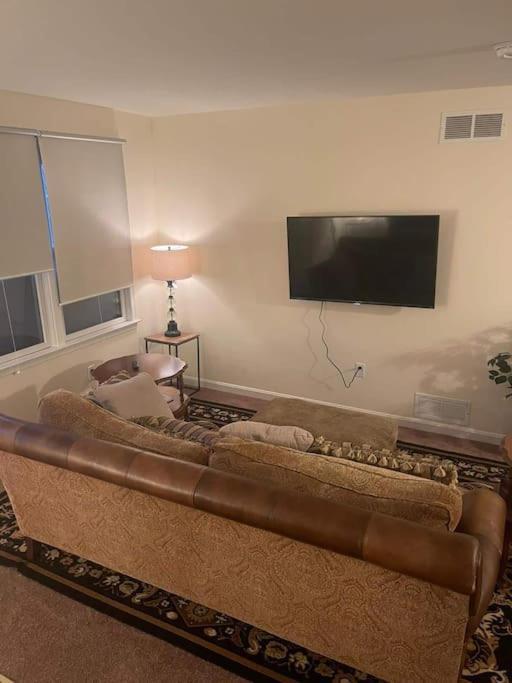 Entire Private 2 Bedrooms House, Neighborhood Apartment