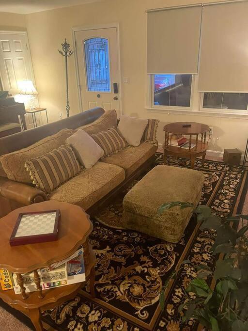 Entire Private 2 Bedrooms House, Neighborhood Apartment *