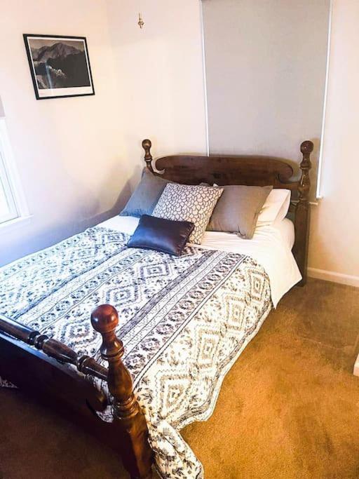 Entire Private 2 Bedrooms House, Neighborhood Apartment