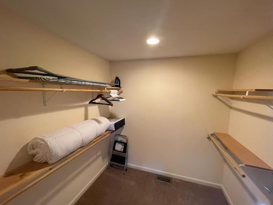 Entire Private 2 Bedrooms House, Neighborhood Apartment Arnold